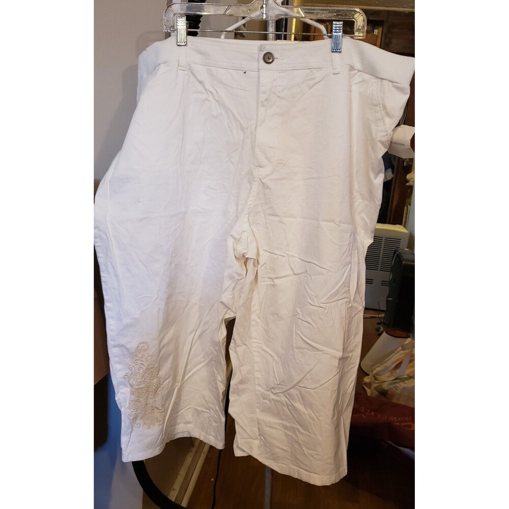 NWT - Croft & Barrow - White Capris with Beige Embroidered detailing - Size 24W